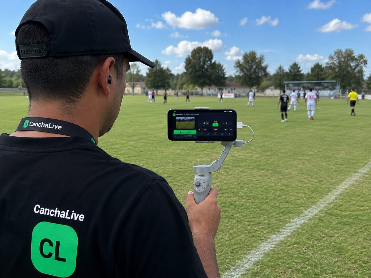Persona transmitiendo un partido con celular y estabilizador usando CanchaLive