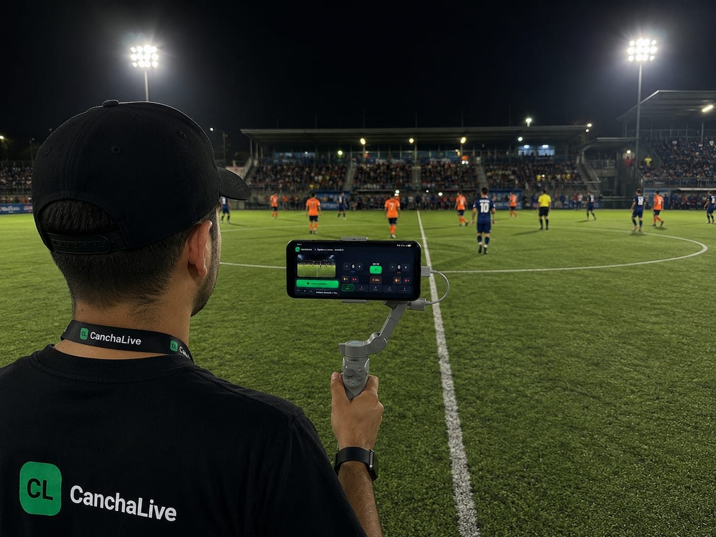 Operador de CanchaLive transmitiendo un partido desde la banda