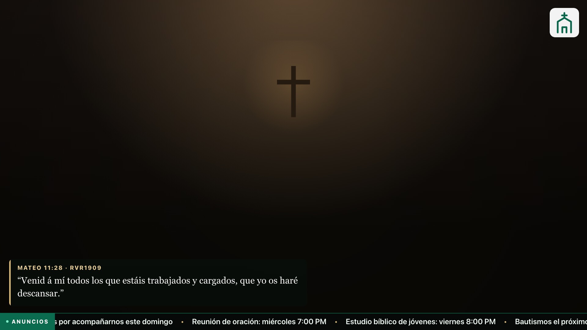 Transmisión de un servicio con el versículo de Mateo 11:28 en pantalla, la cinta de anuncios y el logo de la iglesia